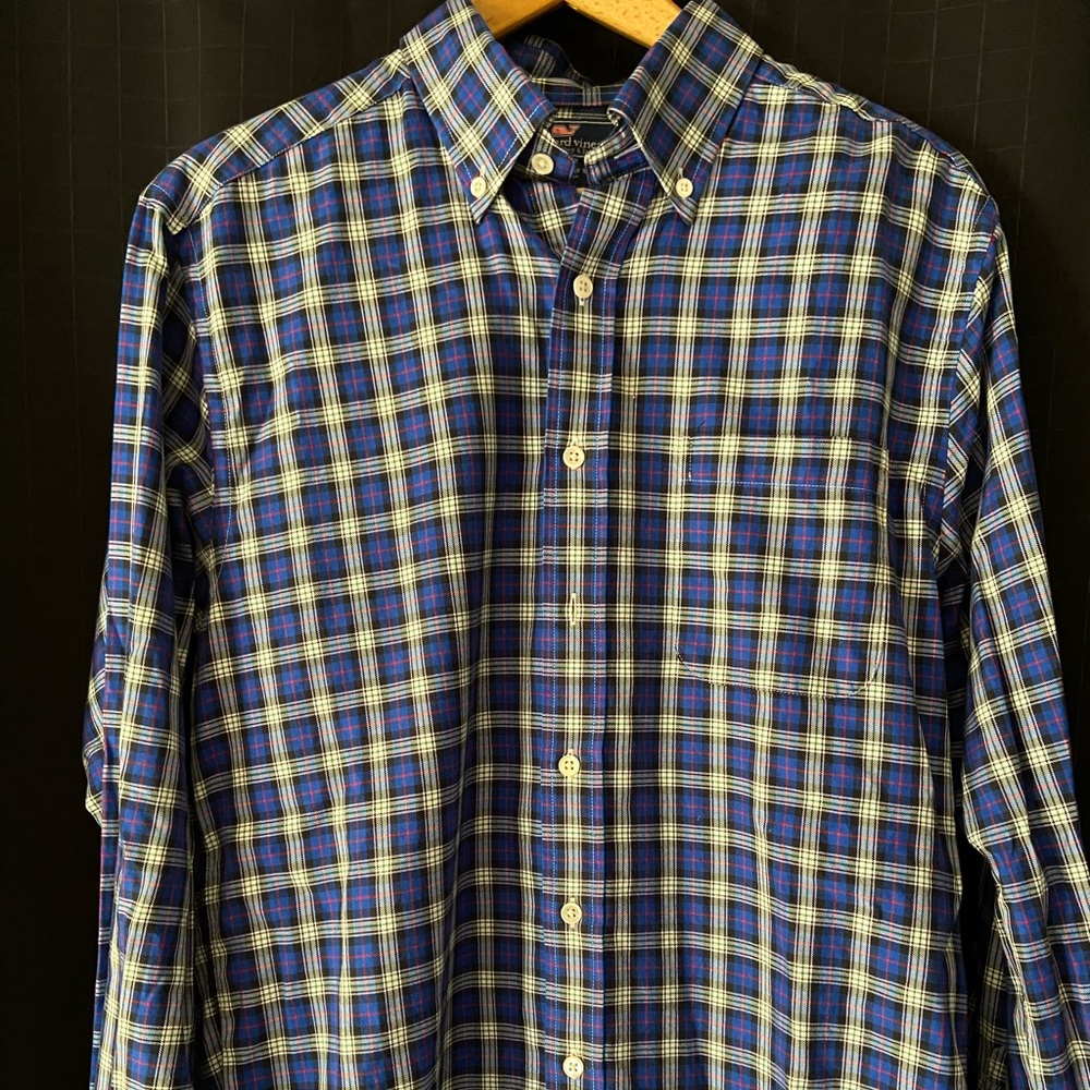 Mens Vineyard Vines long sleeve button down shirt. Size Medium